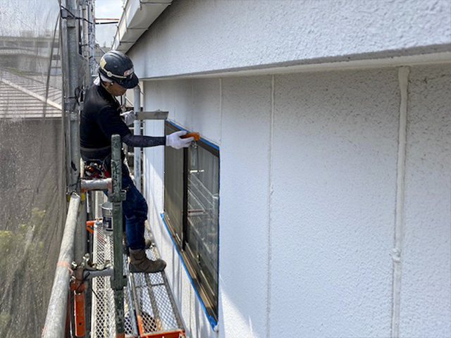 窓周りコーキング打ち直し